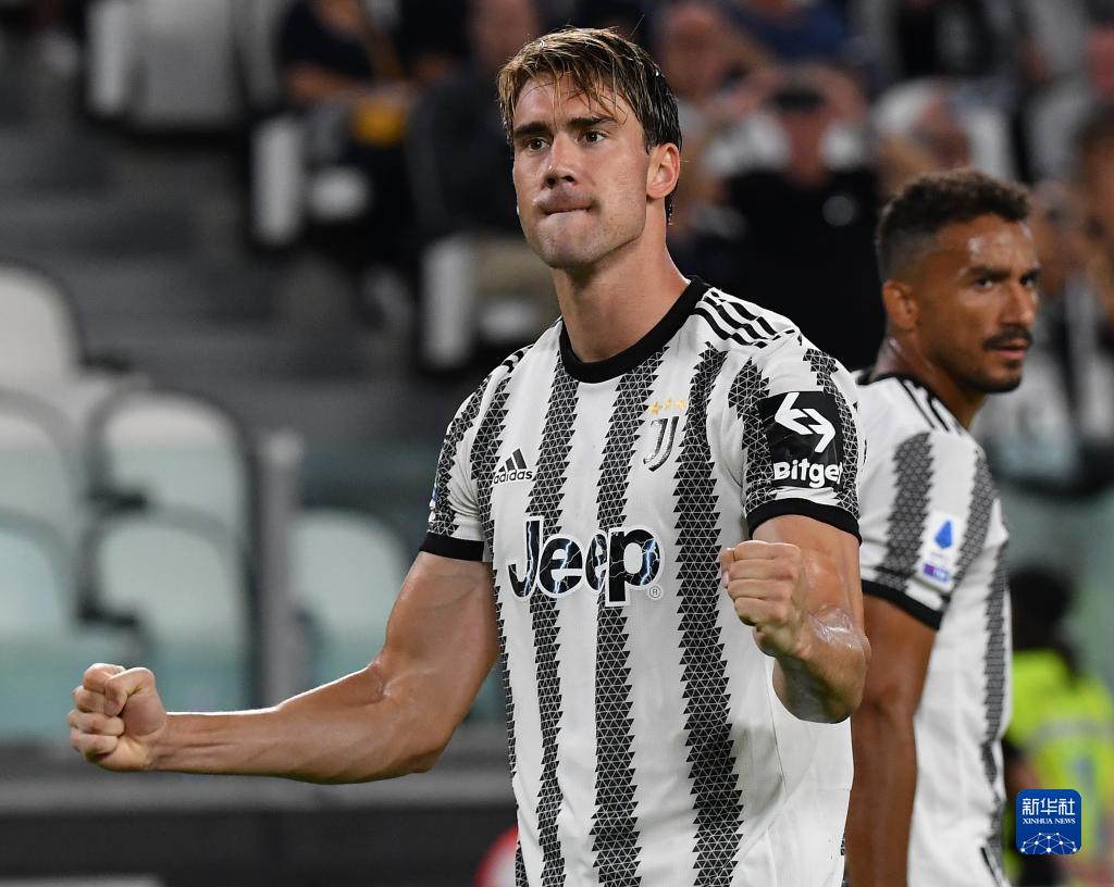 内蒙古多地滑雪场“开板”迎客，冬季旅游迅速升温（内蒙古多地滑雪场陆续开放迎客，冬季旅游热度攀升）