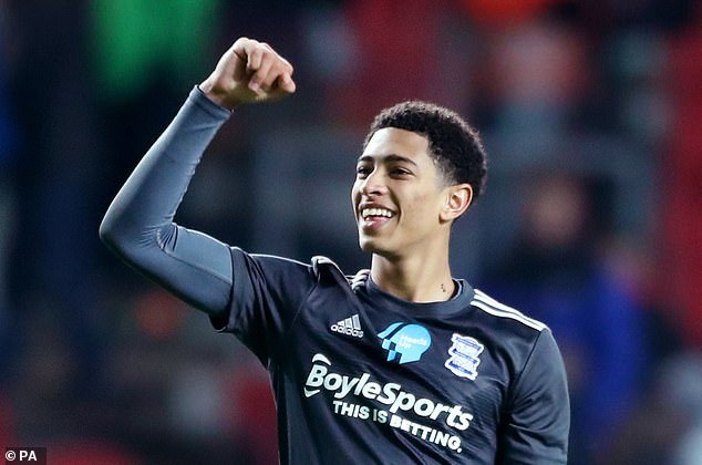 及时救难！对手疑晕厥，汉堡小将武斯科维奇迅速将其舌头拔出（赛场惊险一刻：对手疑似昏厥，汉堡新星武斯科维奇迅速托舌防窒息）