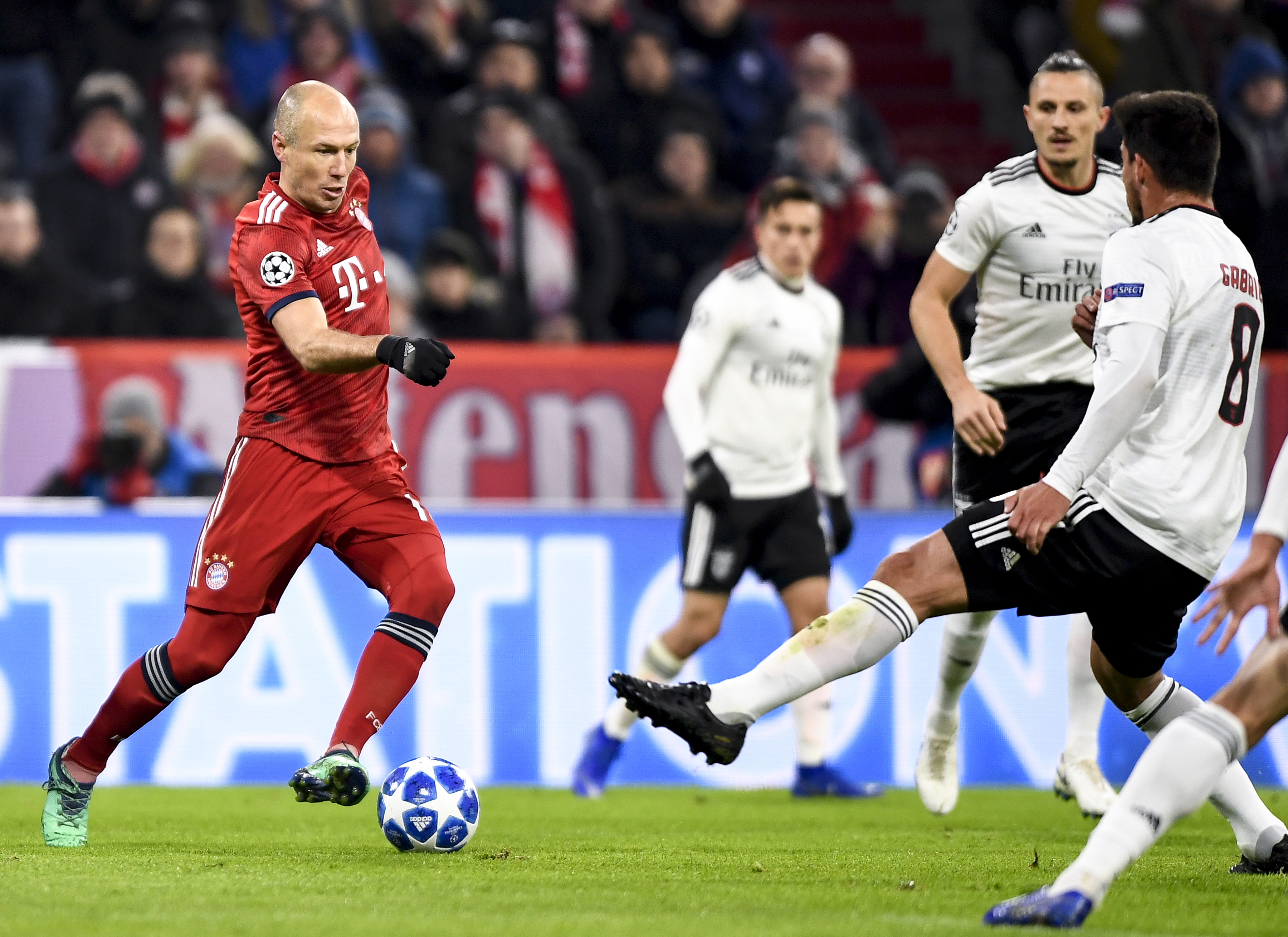 西甲：巴萨客场2-2战平塞维利亚（西甲：巴萨做客与塞维利亚2-2握手言和）