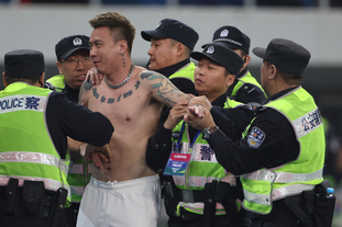 球星打入赛季第10球，状态稳步提升（球星收获赛季第10球，状态持续走高）