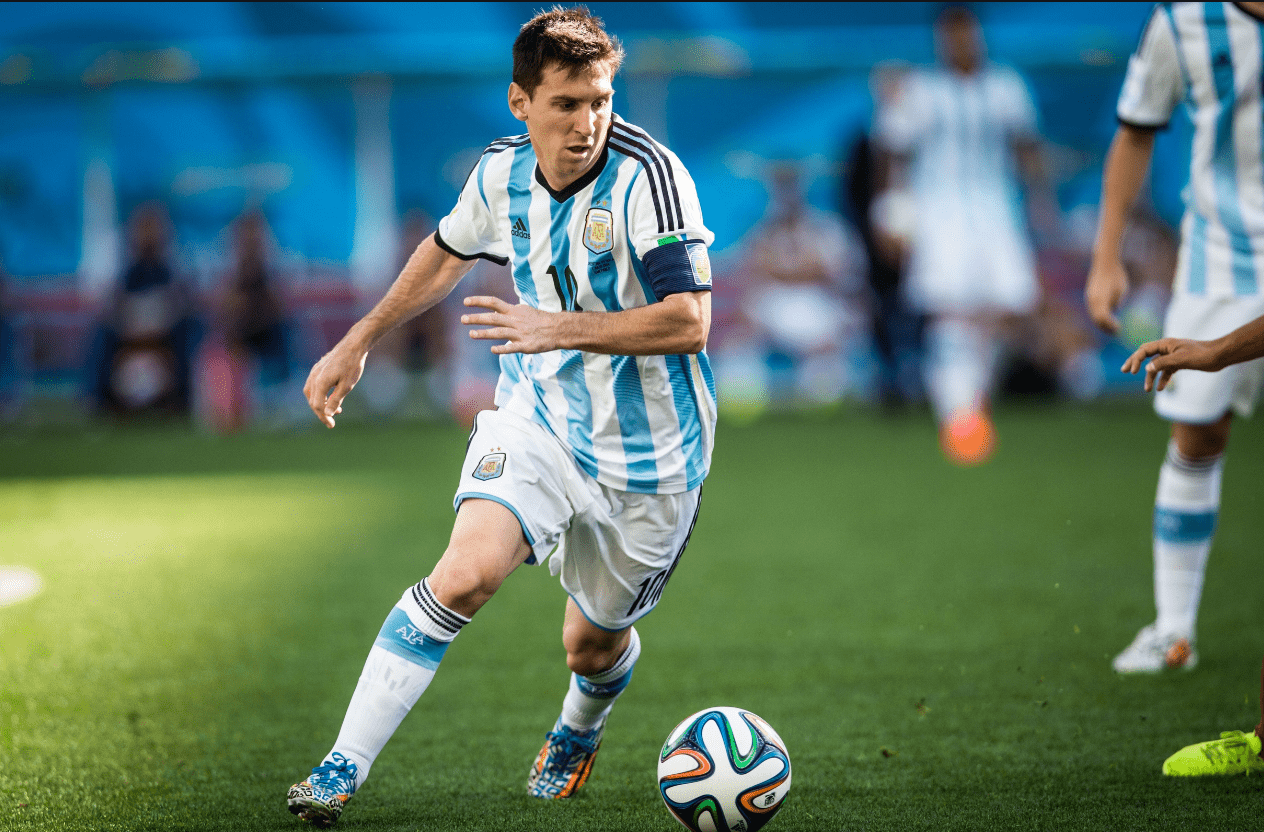 半场战报：尤文2-1卡利亚里，伊尔迪兹双响，弗拉霍维奇伤退（半场速递：尤文暂2-1领先卡利亚里，伊尔迪兹梅开二度，弗拉霍维奇伤退离场）